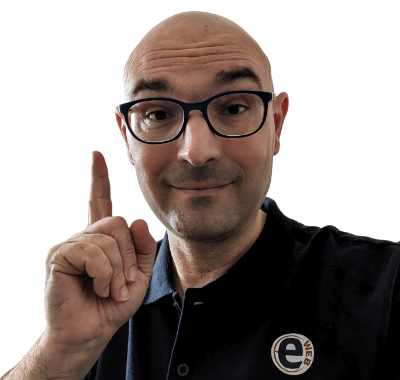 Salvatore con il dito in su con aria interrogativa